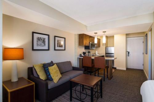 芝加哥Sonesta ES Suites Chicago Downtown Magnificent Mile Medical的带沙发的客厅和厨房