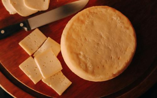 卡皮托利乌Pousada Quinta dos Cabeças的盘子,上面有奶酪,煎饼和刀子
