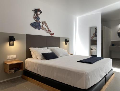 德赛Hôtel Lune de Miel的卧室配有一张床,墙上有女人