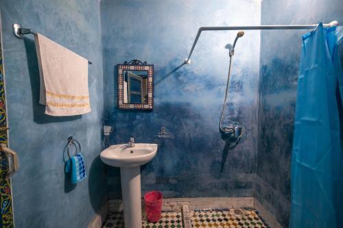 非斯Riad Qamar Fez的蓝色的浴室设有水槽和淋浴
