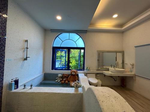 丰滨太平洋渡假村的浴室设有浴缸,内有泰迪熊