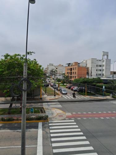 利马LAS ARTES INN的一条空荡荡的街道,在城市里横行