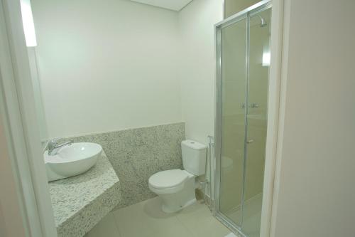 CianorteGoldmen Hotel Express的浴室配有卫生间、盥洗盆和淋浴。