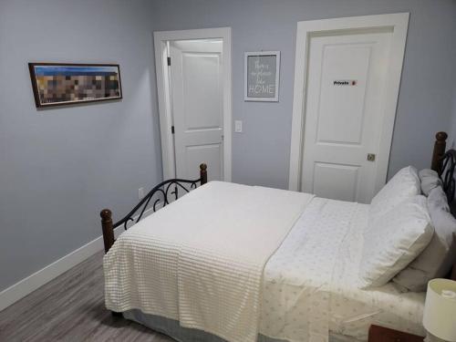 伯纳比Edmonds Cove的一间卧室配有一张带白色毯子的床
