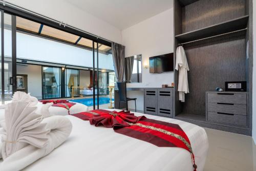拉威海滩Thames Tara Private Pool Villa Rawai Phuket - SHA Extra Plus的一间卧室配有两张红色弓床