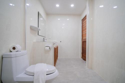 拉威海滩Jasmine Pool Villa in Nai Harn的白色的浴室设有卫生间和水槽。