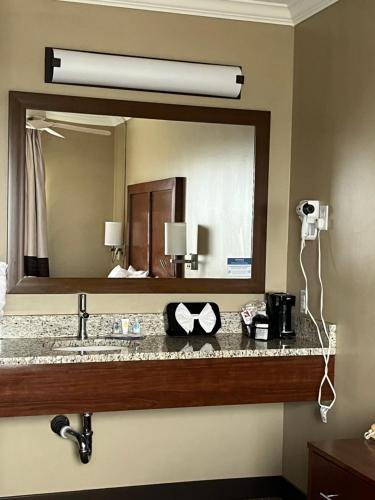 洋滨市洋滨市康福特茵酒店的一间带大镜子和盥洗盆的浴室