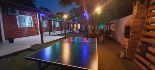 阿尔特杜尚Pousada Angatu alter的晚上在庭院里打乒乓球