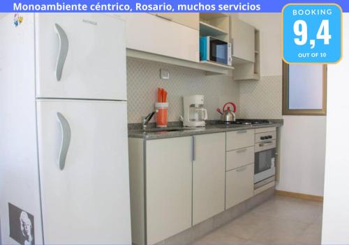 罗萨里奥Monoambiente Céntrico, Nuevo, Cochera y Muchos mas servicios的厨房配有白色橱柜和白色冰箱。