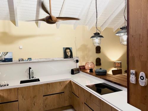 Oyster PondVilla CECILIA的厨房配有吊扇和水槽