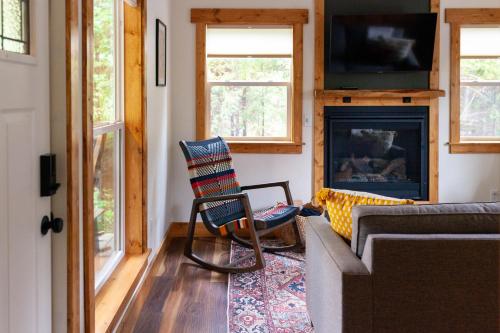 CarsonBackwoods Cabins的带沙发和壁炉的客厅
