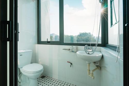 河内LIF HOMES - ngõ 15 P. Hồ Giám - by Bayluxury的一间带卫生间、水槽和窗户的浴室