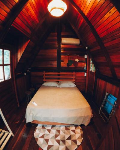 贝伦Chalé da Árvore的小木屋内一间卧室,配有一张床