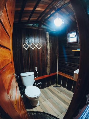 贝伦Chalé da Árvore的小木屋内带卫生间的浴室