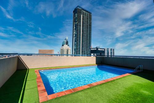 悉尼柏伟诗城市中心酒店的建筑物屋顶上的游泳池