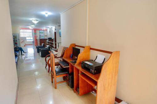 埃斯梅拉达斯Hotel Zulema Inn的办公室,桌子上装有打印机
