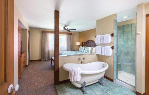 科纳Club Wyndham Kona Hawaiian Resort的带浴缸和床的浴室