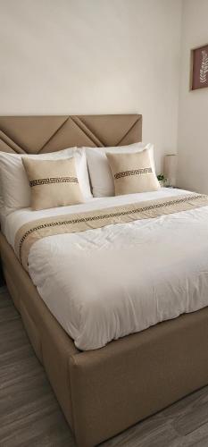 安吉利斯CozyNest - Modern 1 Bedroom Gem Luxury Smart Unit的一张配有白色床单和枕头的大床