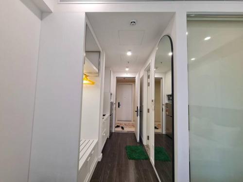 富国Căn Hộ Studio cho 3 người的白色房间带大镜子的走廊