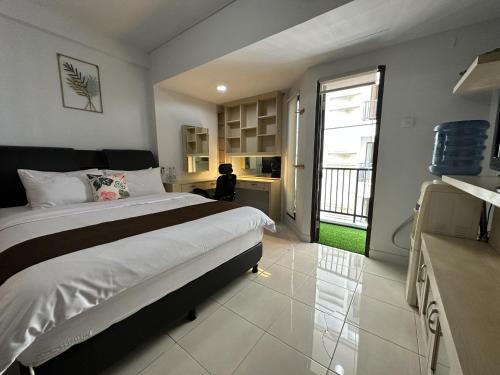 雅加达Apartment Taman Sari - Travelnesian Home的一间卧室设有一张大床和一个大窗户