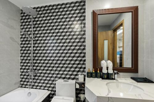 河内22housing Residence Suites的一间带水槽、卫生间和镜子的浴室