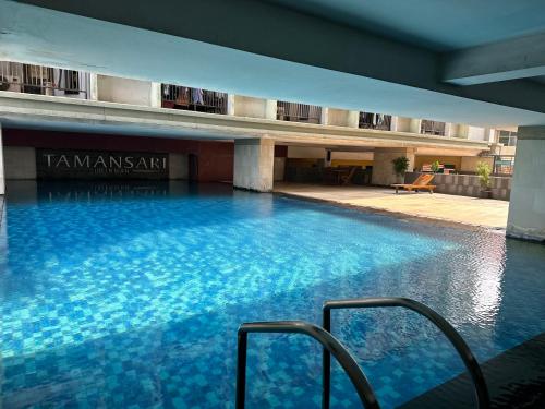 雅加达Apartment Taman Sari - Travelnesian Home的大楼内一个蓝色的大型游泳池