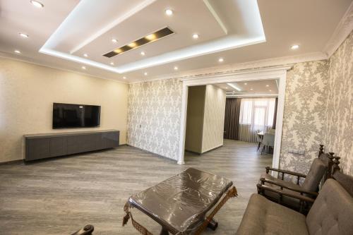 VagharshapatApartment in Ejmiactin的带沙发和电视的客厅