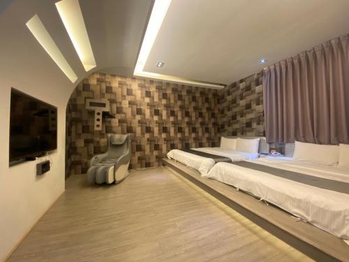 台中市缘桥商务汽车旅馆的一间卧室配有两张床和一台平面电视