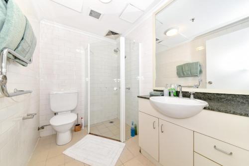 悉尼Beautiful apartment in Pyrmont的白色的浴室设有卫生间和水槽。