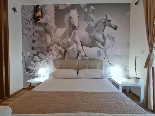 布德瓦Apartment Juliette Budva的卧室墙上挂有马壁画