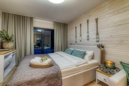 库瑞尼卡慕斯卡Natura Mierzei 30的一间卧室,卧室内配有一张大床
