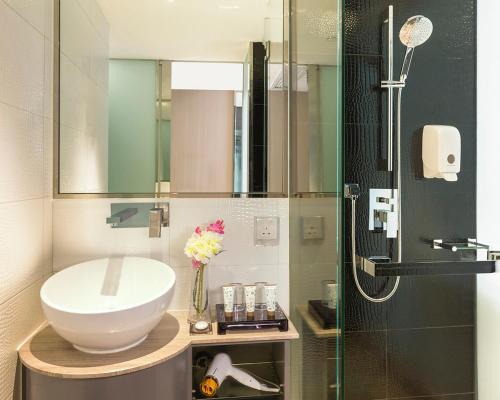 香港荃湾丝丽酒店的一间带水槽和淋浴的浴室
