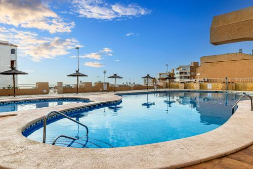 阿勒纳勒斯德尔索尔Myflats Premium Arenales Hills的一个蓝色天空的大游泳池