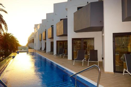 美洲海滩ALEGRIA Barranco的一座酒店,在一座建筑旁边设有游泳池