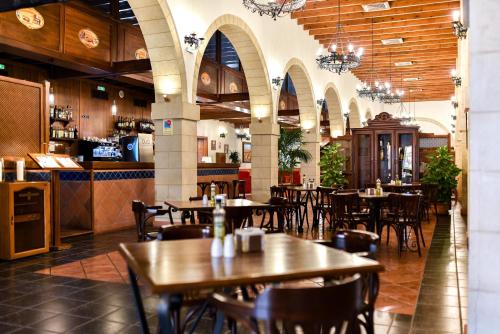 圣玛丽亚港ALEGRIA Bodega Real的一间带桌椅的餐厅和一间酒吧