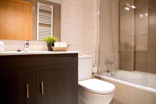 圣苏珊娜SANTA SUSANNA Chic! Apartments by ALEGRIA的浴室配有卫生间、盥洗盆和浴缸。