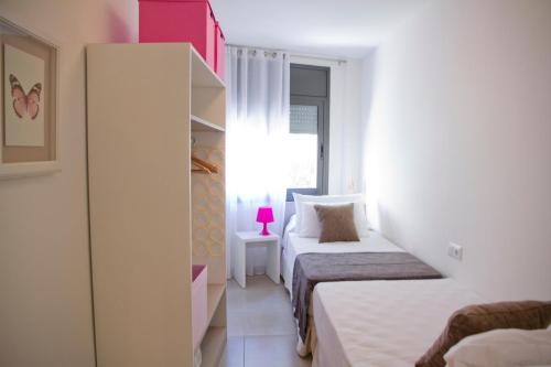 圣苏珊娜SANTA SUSANNA Chic! Apartments by ALEGRIA的一间小卧室,配有两张床和窗户