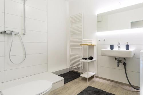 杜塞尔多夫Homefy Altstadt Apartment für 6 Personen, mit 2 Bädern und Balkon的带淋浴和盥洗盆的白色浴室