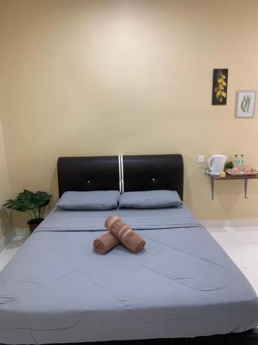 珍南海滩Maze Roomstay Langkawi的一间卧室配有一张床,床上有毛巾