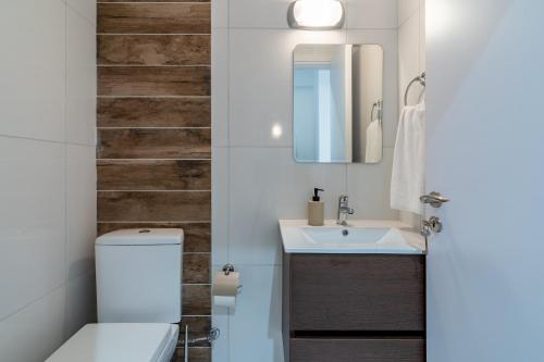 拉纳卡Latte's Prime 1-Bedroom Apartment in Larnaca的一间带卫生间和水槽的浴室