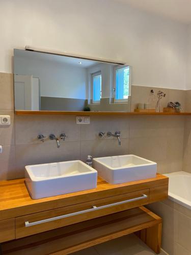 维尔茨堡Exklusives Ferienhaus in Top Lage: Der Johannishof的浴室设有2个白色水槽和镜子