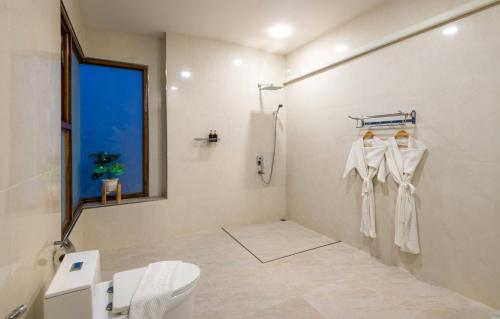 皮皮岛Phi Phi Mountain Beach Resort SHA Certified的白色的浴室设有卫生间和淋浴。