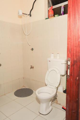 姆特瓦帕AMELIA BNBS的一间带卫生间和淋浴的浴室