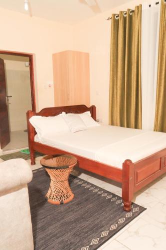 姆特瓦帕AMELIA BNBS的一间带两张床和一张沙发的卧室