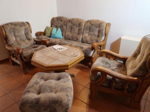 StrasenApartment Am Pälitzsee-2 by Interhome的客厅配有沙发、两把椅子和一张桌子