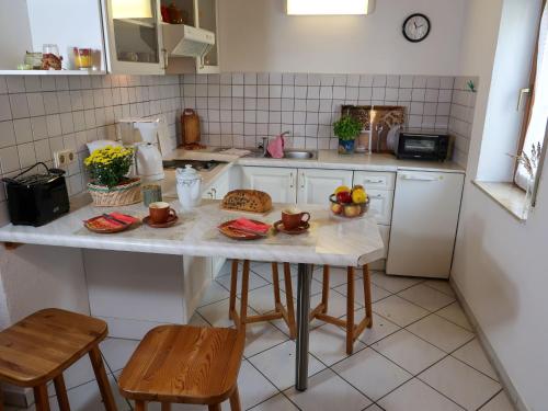 StrasenApartment Am Pälitzsee-1 by Interhome的厨房配有带水果的桌子
