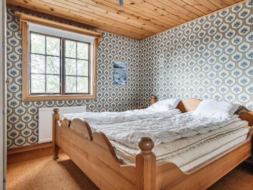 洛夫斯达伦Chalet Lofsdalen Lavskrikan - HJD030 by Interhome的壁纸客房内的一间卧室配有一张床