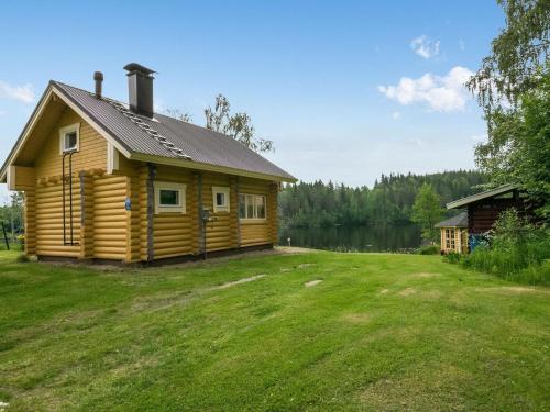 KosulaHoliday Home Ahvenranta by Interhome的小木屋,设有湖畔大院子