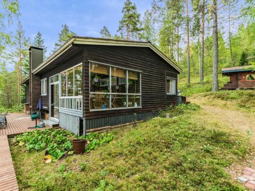LohjaHoliday Home Ranta-iivari by Interhome的树林中带甲板的小房子