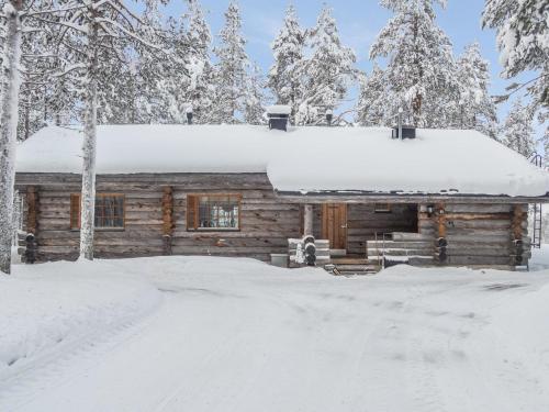 NissiHoliday Home Lomapata by Interhome的小木屋,屋顶上积雪